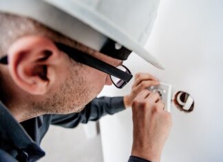 Czy jest skrzynią biegów w elektryku?