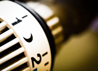 W jakiej temperaturze otwiera się termostat?